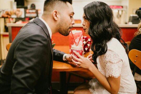Pasangan Ini Memilih Foto Pre-wedding Di Supermarket