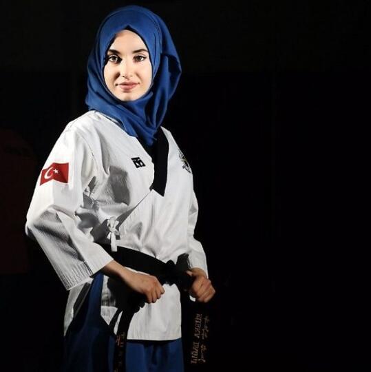 Awas, Hijaber Cantik Ini  Ternyata Juara Dunia Taekwondo Loh