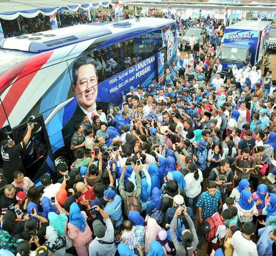 Melihat Mewahnya Bus yang Digunakan untuk Safari Politik