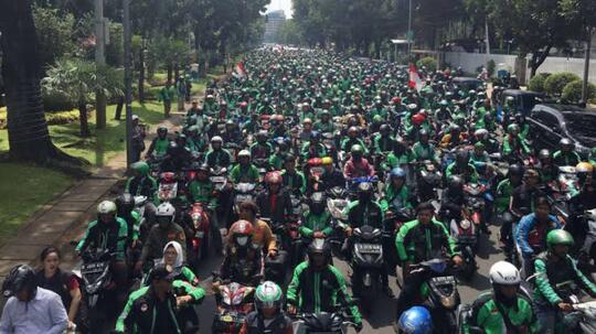 Demo Driver Ojek Online, Yang Hidupnya Semakin Terjepit