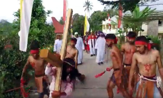 BERITA FOTO: Prosesi Jalan Salib di Sangalla dan Makale, Tana Toraja