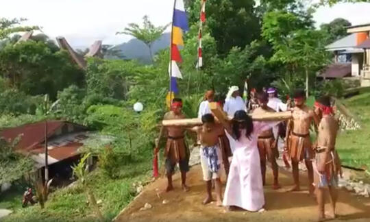 BERITA FOTO: Prosesi Jalan Salib di Sangalla dan Makale, Tana Toraja