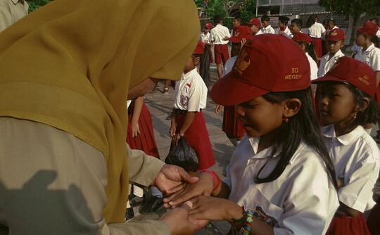 Tradisi Dan Aturan Sekolah Zaman Dulu yang Kini Mulai Langka