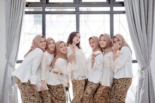 Jadilah Bridesmaid yang Mencuri Perhatian! 8 Inspirasi Kostum Ini Bisa Mewujudkannya