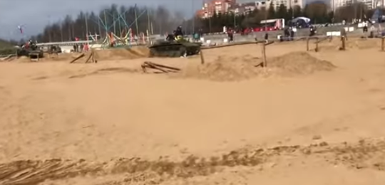 Detik-Detik Mengerikan Pria Terlindas Tank di Russia