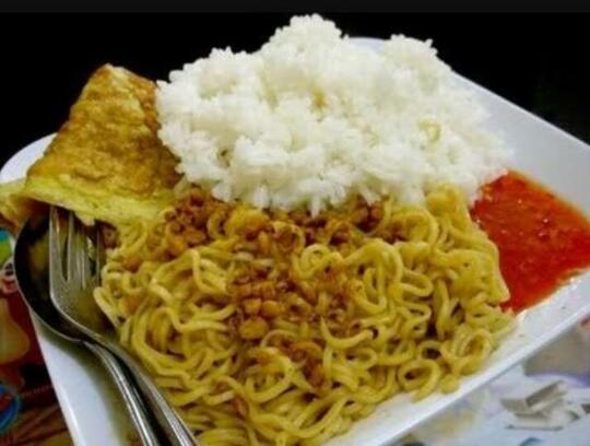 Sempat Viral, Benarkah Makan Mie Campur Nasi Menimbulkan Penyakit Mematikan?