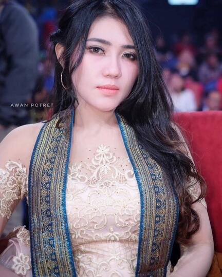 Tampil Cantik Dengan gaya Via Vallen