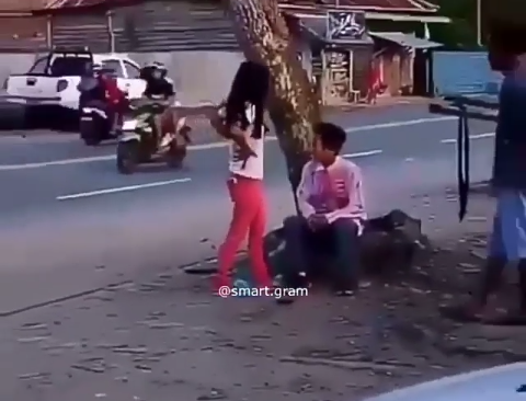 Bertengkar, Remaja Wanita Pukul Kepala Sendiri Dengan Genteng Di Depan Pacarnya