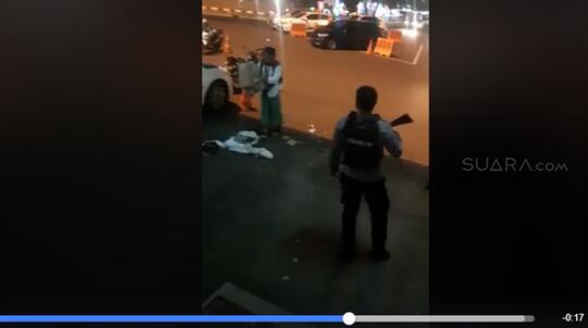 DIKECAM, POLISI BERSENJATA PAKSA SANTRI BONGKAR KARDUS DI JALAN