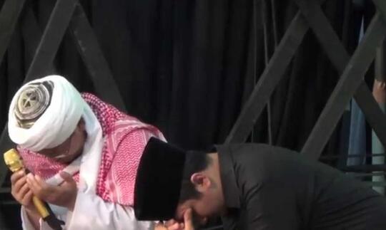 DIKECAM, POLISI BERSENJATA PAKSA SANTRI BONGKAR KARDUS DI JALAN