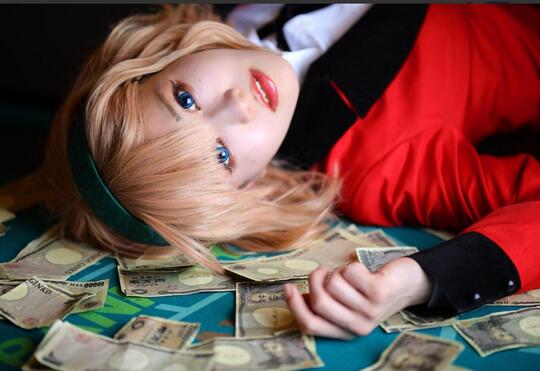 COSPLAYER Cantik ini BELI "Kepercayaan Diri" $64,000 dengan Operasi Plastik