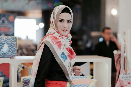 Cantiknya Bikin Adem, Ini Artis Indonesia Mualaf yang Memutuskan Berhijab