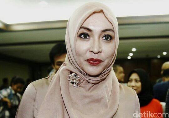 Cantiknya Bikin Adem, Ini Artis Indonesia Mualaf yang Memutuskan Berhijab