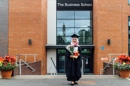 [Generasi Inspirasi] Raeni, Anak Tukang Becak yang S2 di Inggris