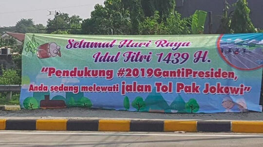 Ramai Spanduk 'Jalan Tol Pak Jokowi' Bertebaran saat Mudik