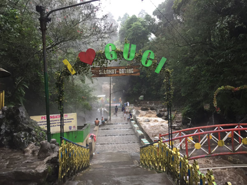 Merasakan Kentalnya Mitos & Kehangatan Wisata Air Panas Guci dari Balik Lensa