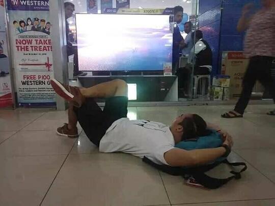 Gokil! Capek Nungguin Istri Belanja di Mall, Pria Ini Malah SANTAI di Toko Elektronik