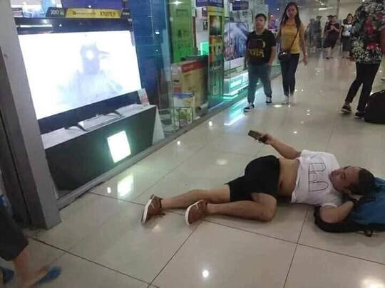 Gokil! Capek Nungguin Istri Belanja di Mall, Pria Ini Malah SANTAI di Toko Elektronik