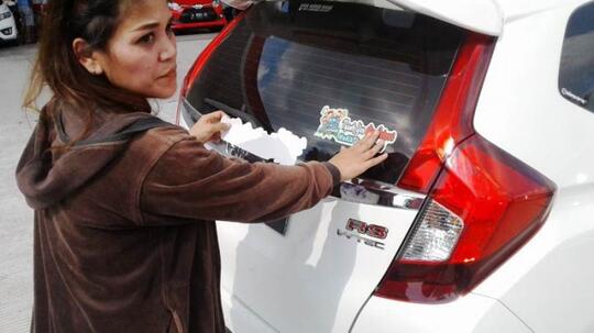 Stiker 'Thanks Jokowi' Ditempeli di Mobil Pengunjung TMII,Begini Reaksi Pemilik !!!
