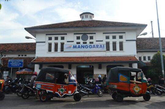 Cintaku Tertahan di Stasiun Manggarai