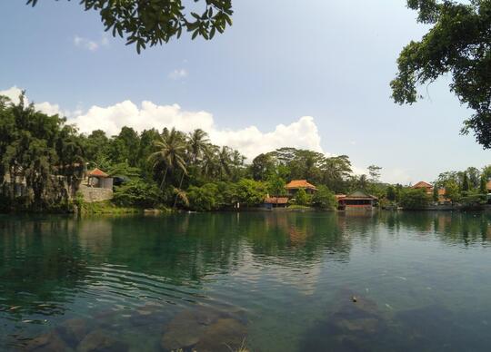 Jangan coba-coba buat berenang di danau angker ini!