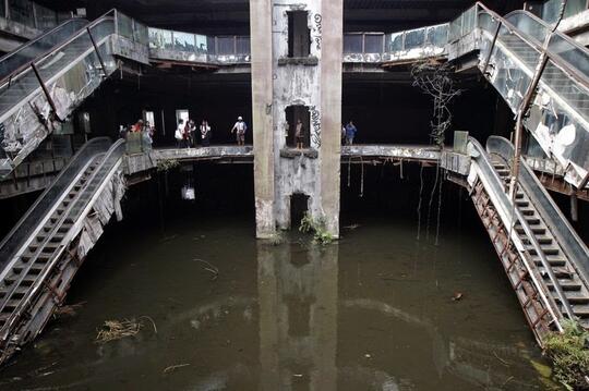Unik !! Mall Berubah Jadi Sarang Ikan