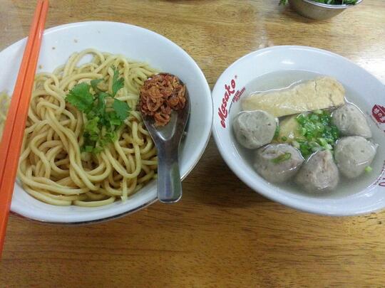 10 Warung Bakso Maknyos, Yuk Mampir Kuliner di Kelapa Gading!