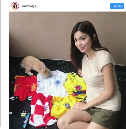 Presenter cantik Sandra Olga memprediksi juara piala dunia 2018 dengan cara yang unik