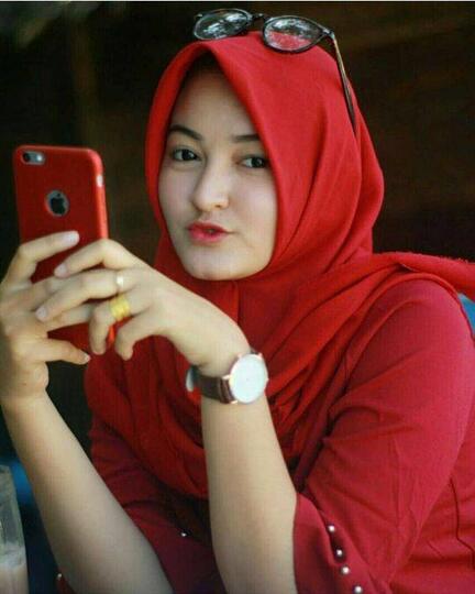 Waktu Nggak Terbuang Lagi Saat Pilih Warna Hijab. Coba Pakai Sesuai Bulan Kelahiranmu