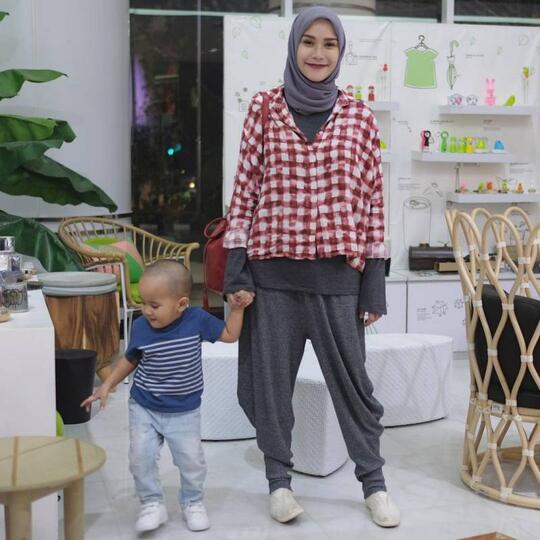 Hobi Pakai Celana Kedodoran, Style Ala Zaskia Adya Mecca Bisa Banget Dijadiin Favorit