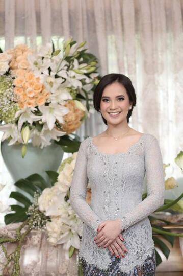 Menawan Saat Lamaran dengan Kebaya Tradisional Rasa Modern. Terasa Kesakralannya!
