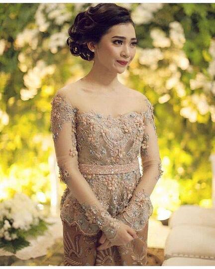 Menawan Saat Lamaran dengan Kebaya Tradisional Rasa Modern. Terasa Kesakralannya!