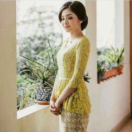 Menawan Saat Lamaran dengan Kebaya Tradisional Rasa Modern. Terasa Kesakralannya!