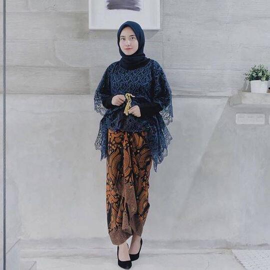 Menawan Saat Lamaran dengan Kebaya Tradisional Rasa Modern. Terasa Kesakralannya!