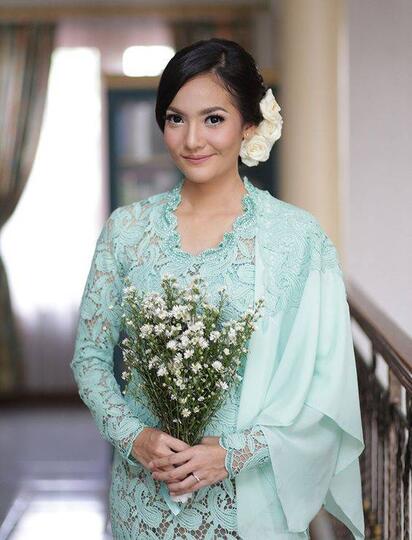 Menawan Saat Lamaran dengan Kebaya Tradisional Rasa Modern. Terasa Kesakralannya!