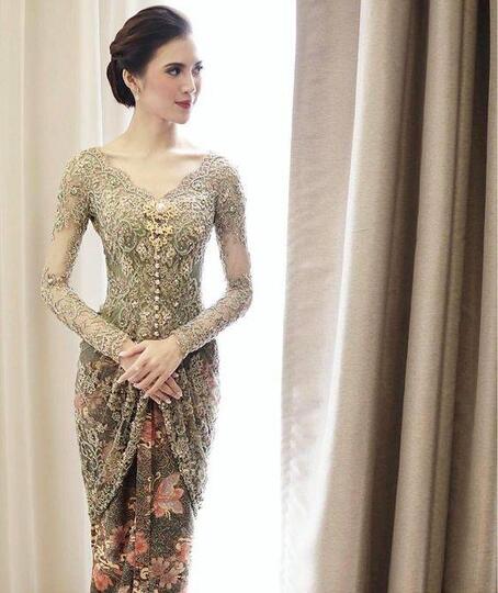 Menawan Saat Lamaran dengan Kebaya Tradisional Rasa Modern. Terasa Kesakralannya!