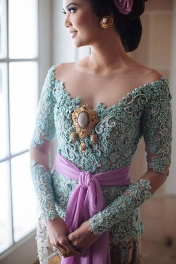 Menawan Saat Lamaran dengan Kebaya Tradisional Rasa Modern. Terasa Kesakralannya!