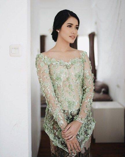 Menawan Saat Lamaran dengan Kebaya Tradisional Rasa Modern. Terasa Kesakralannya!