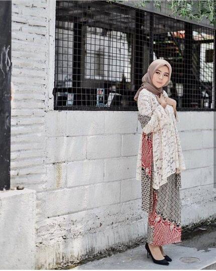Menawan Saat Lamaran dengan Kebaya Tradisional Rasa Modern. Terasa Kesakralannya!