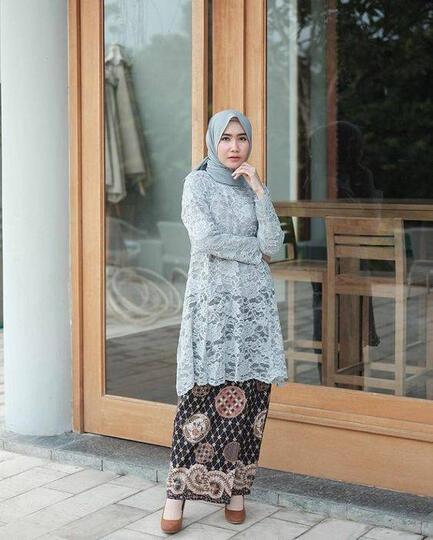 Menawan Saat Lamaran dengan Kebaya Tradisional Rasa Modern. Terasa Kesakralannya!