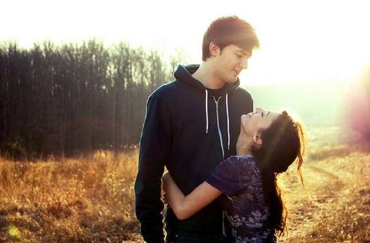 6 Alasan Cewek Mungil Adalah Pacar yang Tak Boleh Disia-siakan. Cowok Makin Sayang
