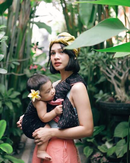 Calon Mama Muda Kudu Tahu 9 Gendongan Bayi Kekinian Ini. Baby Nyaman, Mama Cetar!