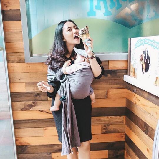 Calon Mama Muda Kudu Tahu 9 Gendongan Bayi Kekinian Ini. Baby Nyaman, Mama Cetar!