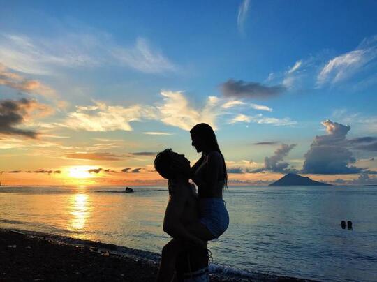 Masih Pacaran, Gaya Liburan 8 Selebritis Ini Udah Kayak Pasangan Lagi Honeymoon