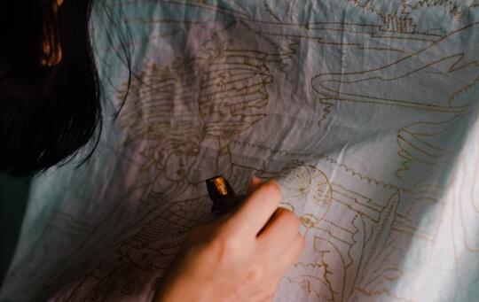 Dijadiin Rebutan Indonesia dan Malaysia, 5 Negara Ini Juga Ternyata Punya Batik!