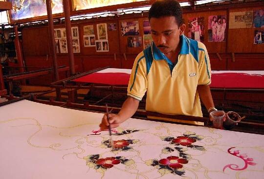 Dijadiin Rebutan Indonesia dan Malaysia, 5 Negara Ini Juga Ternyata Punya Batik!