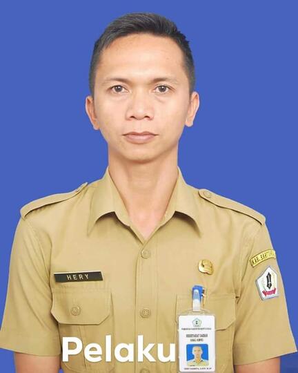 Aksi Pemukulan Pejabat Terhadap Seorang Penjaga Makam Saat Ziarah