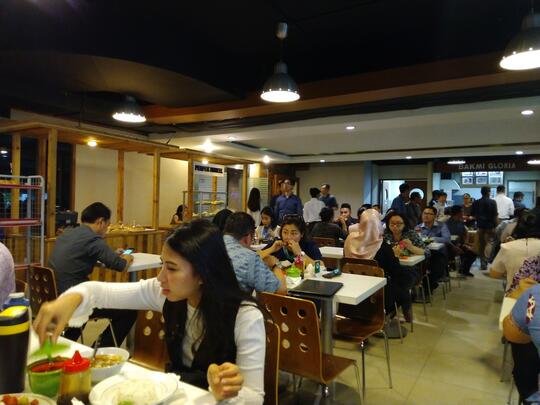 Kehidupan Bawah Tanah Ala Bisnismen Jakarta (makan siangnya)