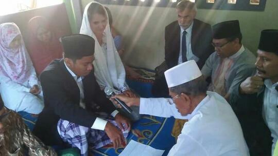 Sering Ditolak Cewe Lokal, Pria Lombok Ini Malah Nikahi Bule Asal Jerman