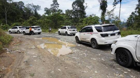 Di Papua Mobil Fortuner Jadi Angkot, Gan!